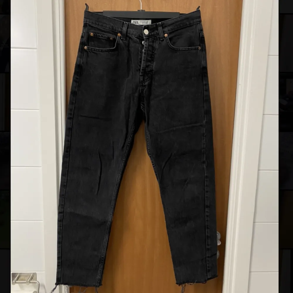 Svarta jeans från zara, avklippta nedtill. fint skick! Ytterben 96 cm, innerben 71 cm. Jeans & Byxor.