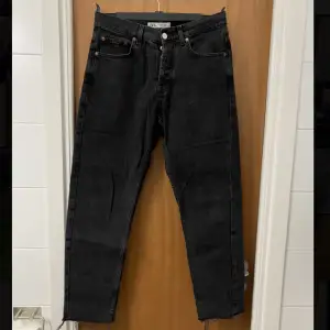 Svarta jeans från zara, avklippta nedtill. fint skick! Ytterben 96 cm, innerben 71 cm