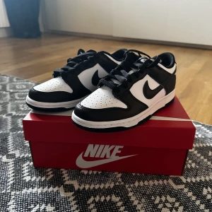 Nike Panda Dunk 38 - Nike Panda Dunk Low Gs i strl 38 Helt nya inte prövade ens Endast seriösa kontaktar mig tack Kan bli lite billigare vid snabb affär😊