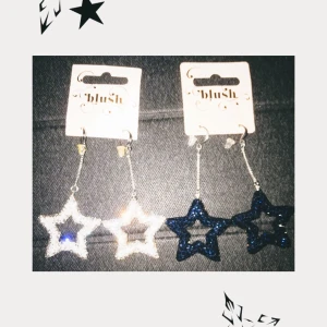 Örhängen  - Säljer nu dessa super fina glittriga stjärn örhängen, nyskick och har aldrig kommit till användning, ett par för 50kr båda för 100kr + frakt