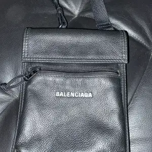 Helt ny Balenicaga Leather Explorer pouch. Använd fåtal gånger.
