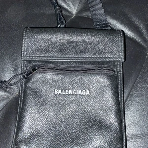 Balenciaga väska - Helt ny Balenicaga Leather Explorer pouch. Använd fåtal gånger.