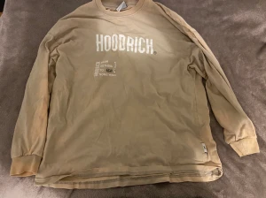 hoodrich tröja - hoodrich tröja, passar inte min stil längre. superfin, oversized fast passar rätt vid armarna :)