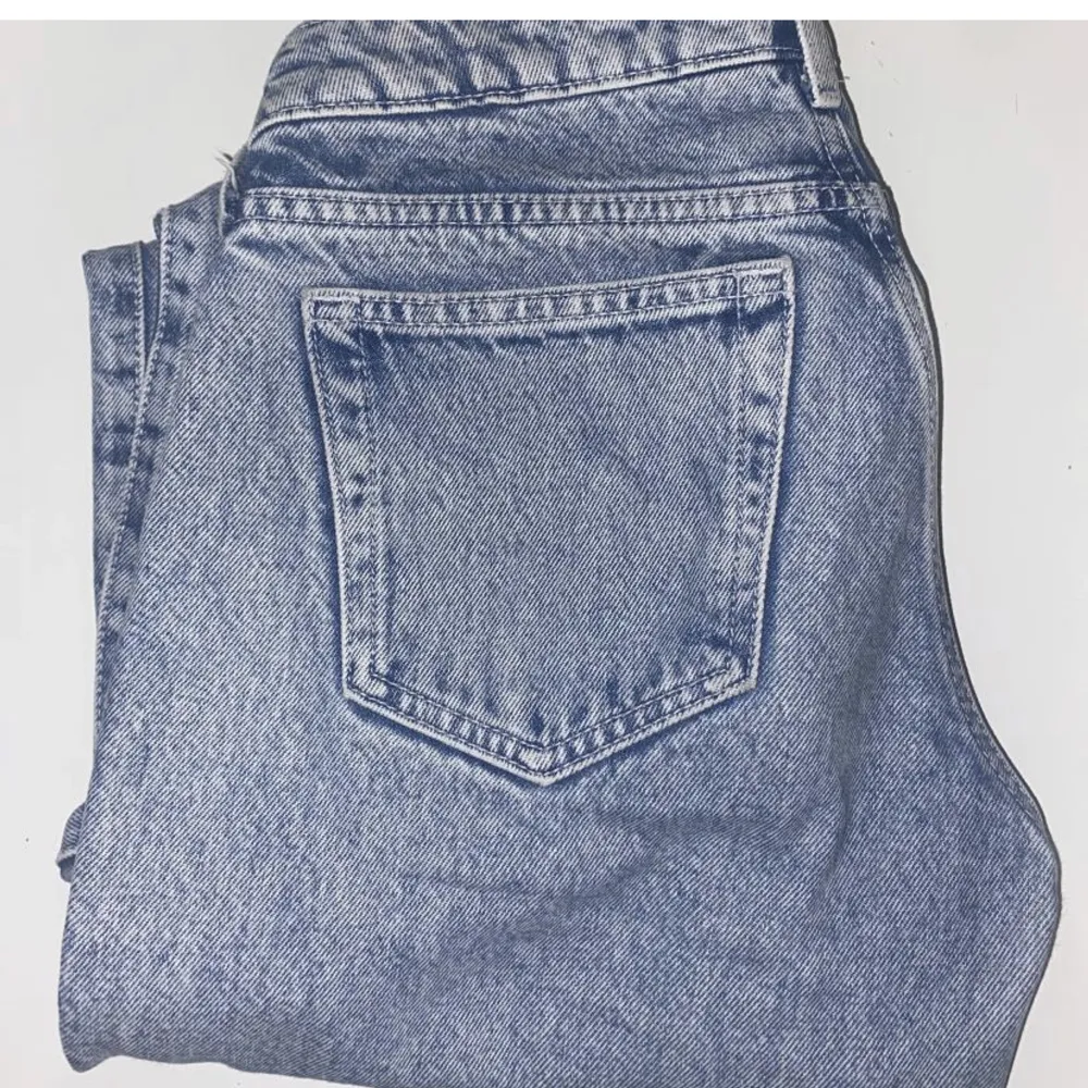 Säljer mina weekday jeans då de börjar bli försmå. Modellen är low arrow straight i färgen summer blue. Storleken är 25/32 och passar i längden för mig som är runt 164. Köpta efter sommaren för 590 och är fortfarande i bra skick. Köparen står för frakten💕. Jeans & Byxor.