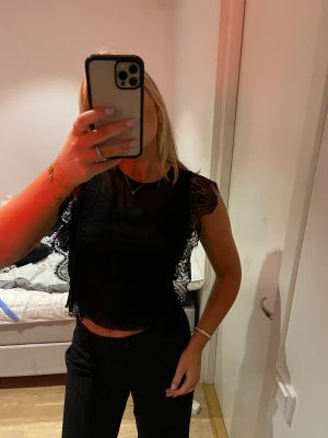 Topp - Jättefin topp från zara. Har spruckit lite i sömnen på baksidan längst ner men det är enkelt att fixa🫶🏼