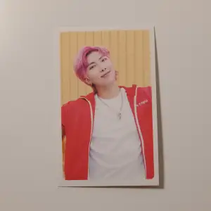 🌸BTS🌸 Bts lomo card Butter: RM. I nyskick och superfin, passar till att ha i genomskinliga mobilskal eller som dekoration av ditt val. 20 + frakt💕 Inte pc.  Skickar bild innan jag postar. Frakten för icke spårbar: 15 kr