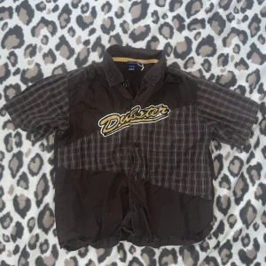 skjorta med tryck - säljer denna söta bruna skjorta med tryck, knappt använd😙 storlek står inte men skulle säga S