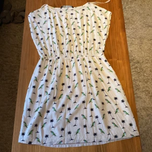 Papegoja Klänning - En jätte fin och gullig klänning från Zara. Jag säljer denna för att jag kände att den inte riktigt var min stil, Nästan helt oanvänd. Storleken är L men tycker att den är väldigt liten i storlek. Själv har jag storlek S och kan använda den.