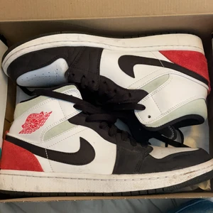 Air Jordan mids  - Knappt använda air Jordan mids i storlek 42,5🥰pris kan disskuteras🧚🏻‍♀️