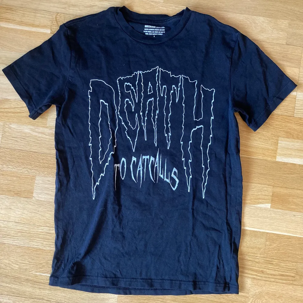 T-shirt med tryck från weekdays limited edition kollektion ”Zeitgeist”. På trycker står det ”death to catcalls” 😈 Storlek S herr! . T-shirts.