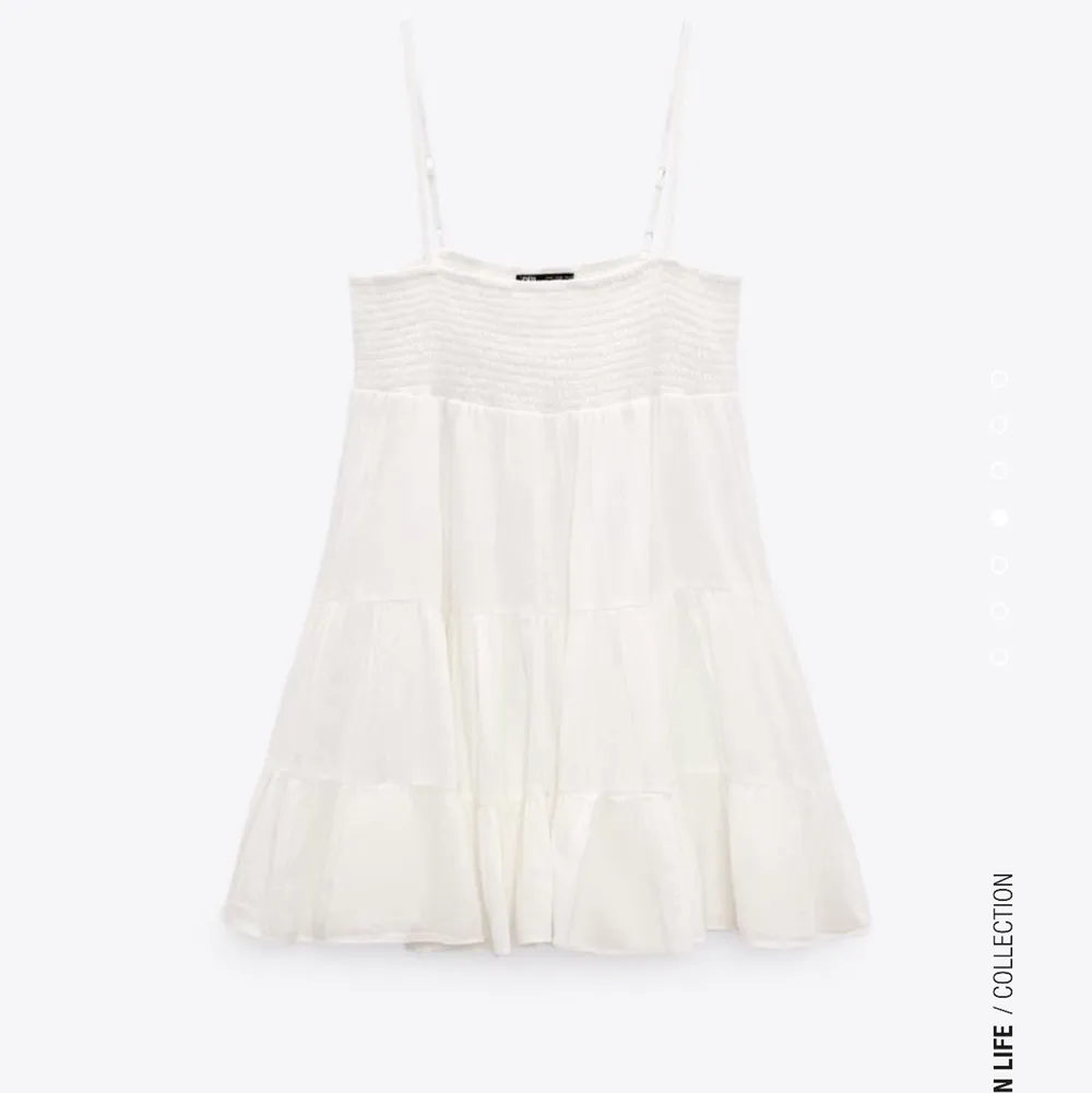 Säljer denna helt oanvända volang klänning från zara, den är helt perfekt nu till sommaren. Aldrig använd, så mycket bra skick, säljs för 350 kr och frakt!❣️ storlek xs. Klänningar.