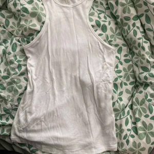 Linne - Vit linne köpt på hm. Aldrig använd. Frakt ingår inte i priset. 