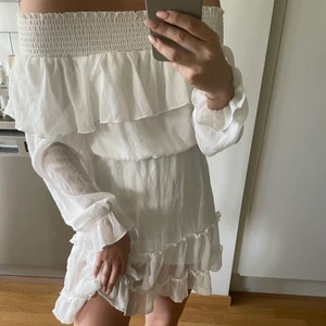 Vit klänning  - Klänning från bikbok endast använd 1 gång, strl xs men går absolut för s, 80kr + frakt 