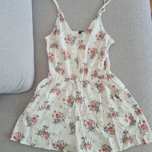 H&M DIVIDIED  - Storlek 36, har fickor, bra skick, använd, haft den ca 4 år.