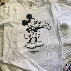 vit T-shirt  - Vit T-shirt med tryck, jättefin. Använt flera gånger men det är inte något som syns. Köpare står för frakt!