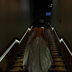 Balklänning  - Jätte fin balklänning använd bara en gång så nästan som ny!köpte det för 4500kr!kvitot finns! Skriv vid intresse eller frågor 