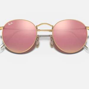 Solglasögon från RayBan i modellen ”round flash lenses pink”. Originalpris: 1900kr, säljer för 750kr. Några små märken på glaset, därav priset. Fodral och putsduk medföljer. Skriv gärna för fler bilder eller frågor! 💗