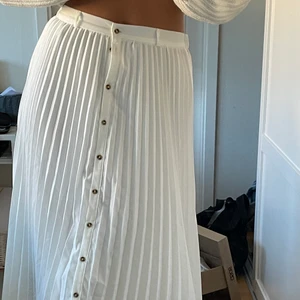 Kjol - Jätte fin kjol, vet ej vart den är ifrån och inte exakt strl. Då jah klippt bort lappen. Men jag är s/m för referens 🫶🏻 köparen står för frakkostnaden! 