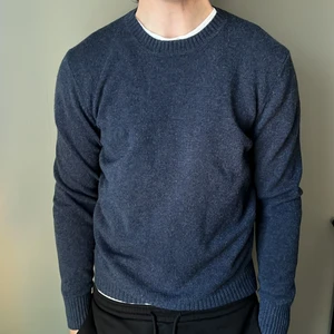 Kashmir tröja - Säljer denna Kashmir tröja från Paul & friends. Den är i storlek Medium! Den är marinblå!