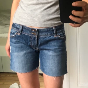 Jeansshorts  - Lågmidjade jeansshorts från Abercrombie & Fitch⭐️ jättebra skick, storlek 4, motsvarar ca XS/S