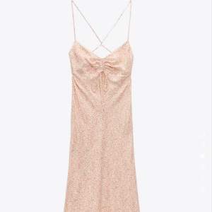 SÖKER!! Denna klänning från Zara i strl 36/S!! Help me plz 😩🤩💖