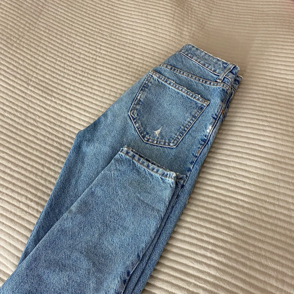 Oanvända Jeans med hål i knäna. Superfin färg.  Köpare står för frakt. Jeans & Byxor.