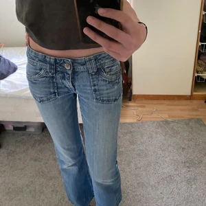 Jeans - Assnygga lågmidjade jeans med coola fickor både fram och bak! Midjemått: 70cm Innerbenslängd: 73 cm. Hör av er för fler bilder💞 buda eller köp direkt för 300+frakt