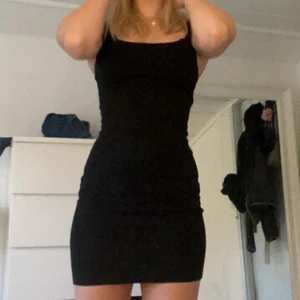 Klänning - Supernajs jeansklänning💗Aldrig använt så i superskick! I jeansmaterial men ändå stretchig och skön, det är en dragkedja på ryggen! 💗 skriv för mer bilder eller frågor