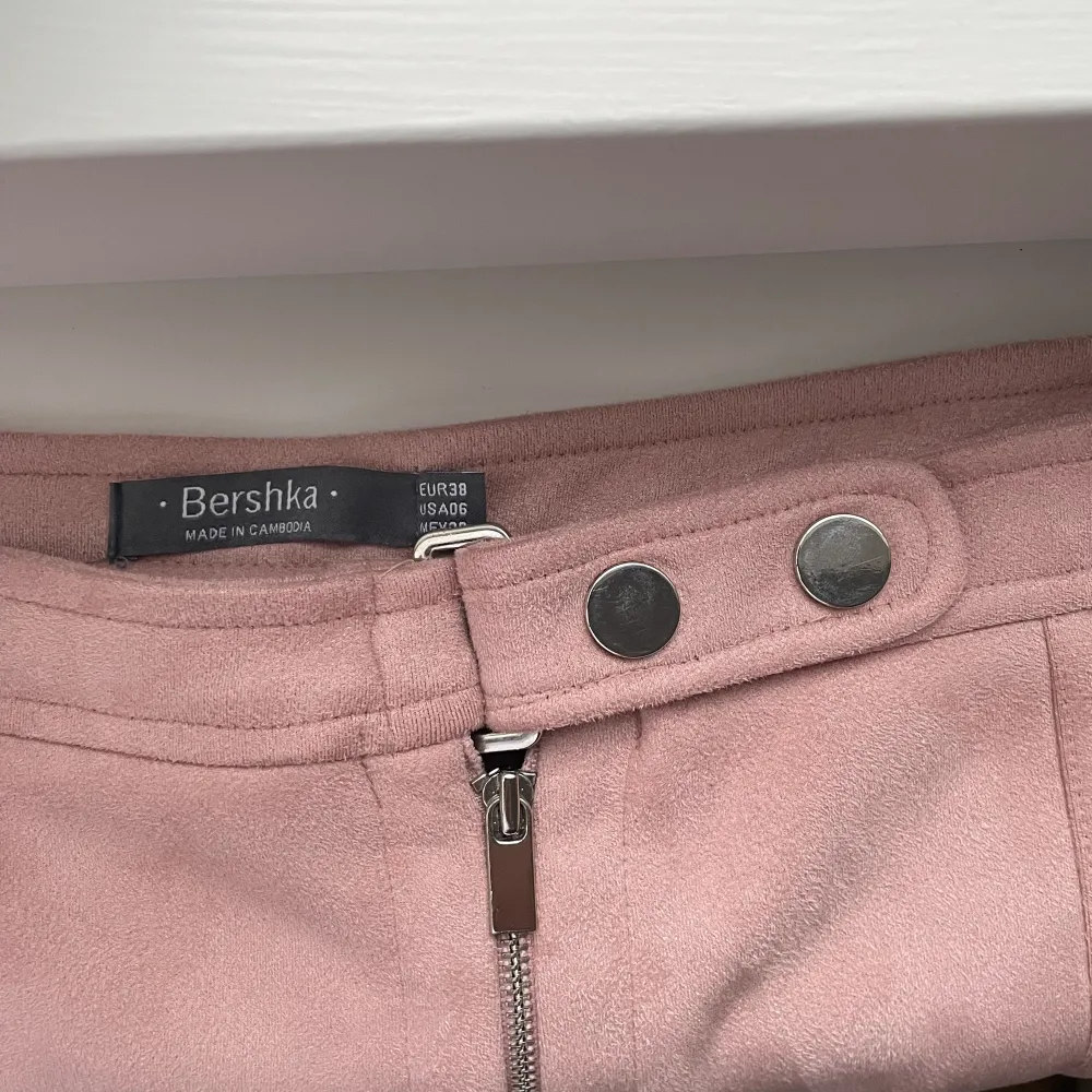 Ljusrosa shorts i mocka från Bershka. Supersköna och knappt använda. Köpare står för frakt 💕. Shorts.