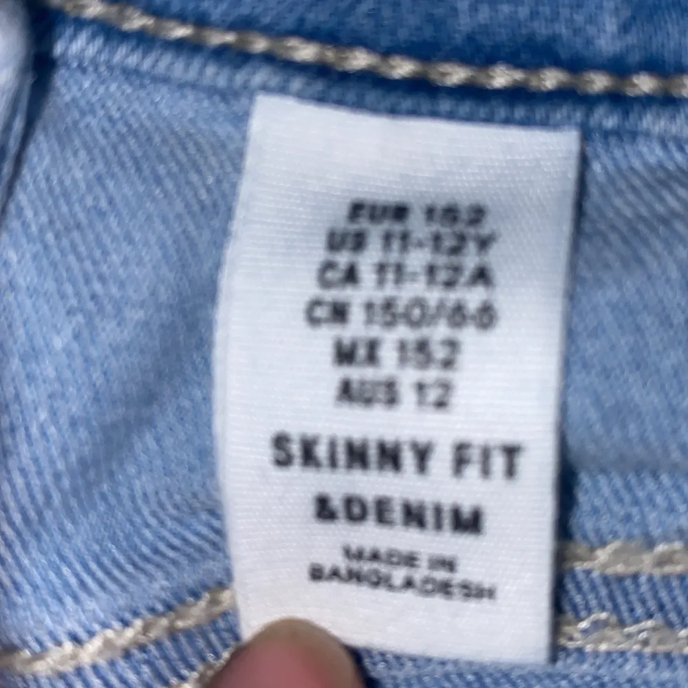Den är bra och strehig. Jag gillar inte låg midja jeans . Kmr kosta 80 kr + 39 kr frakt. Jeans & Byxor.