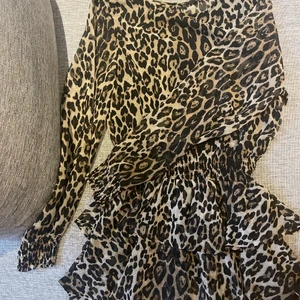 Gina leopard klänning - Trendigt, funkar jätte bra med stövlar med klack o en fin väska, vid intresse eller fundering skriv gärna 😊 frakt 40kr