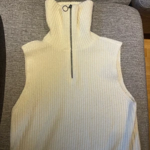 Stickad vit väst med krage  - Är i bra skick, använt en gång, kan både kläs upp och ner. Skriv Vid funderingaf eller intresse!!😊