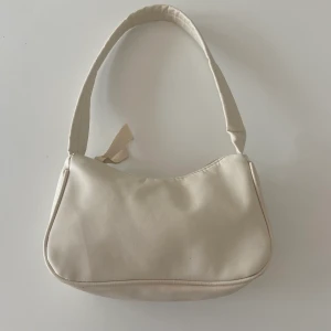 baguetteväska  - vit/krämvit baguetteväska jätte fin och super bra material använd rätt många gånger men faktiskt bra skick, 30 kr.