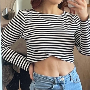 Långärmad croptop - Randig lite kortare långärmad tröja med en omlott-liknande detalj på framsidan. Storlek M men skulle säga S. Har du funderingar är det bara att kontakta mig☺️