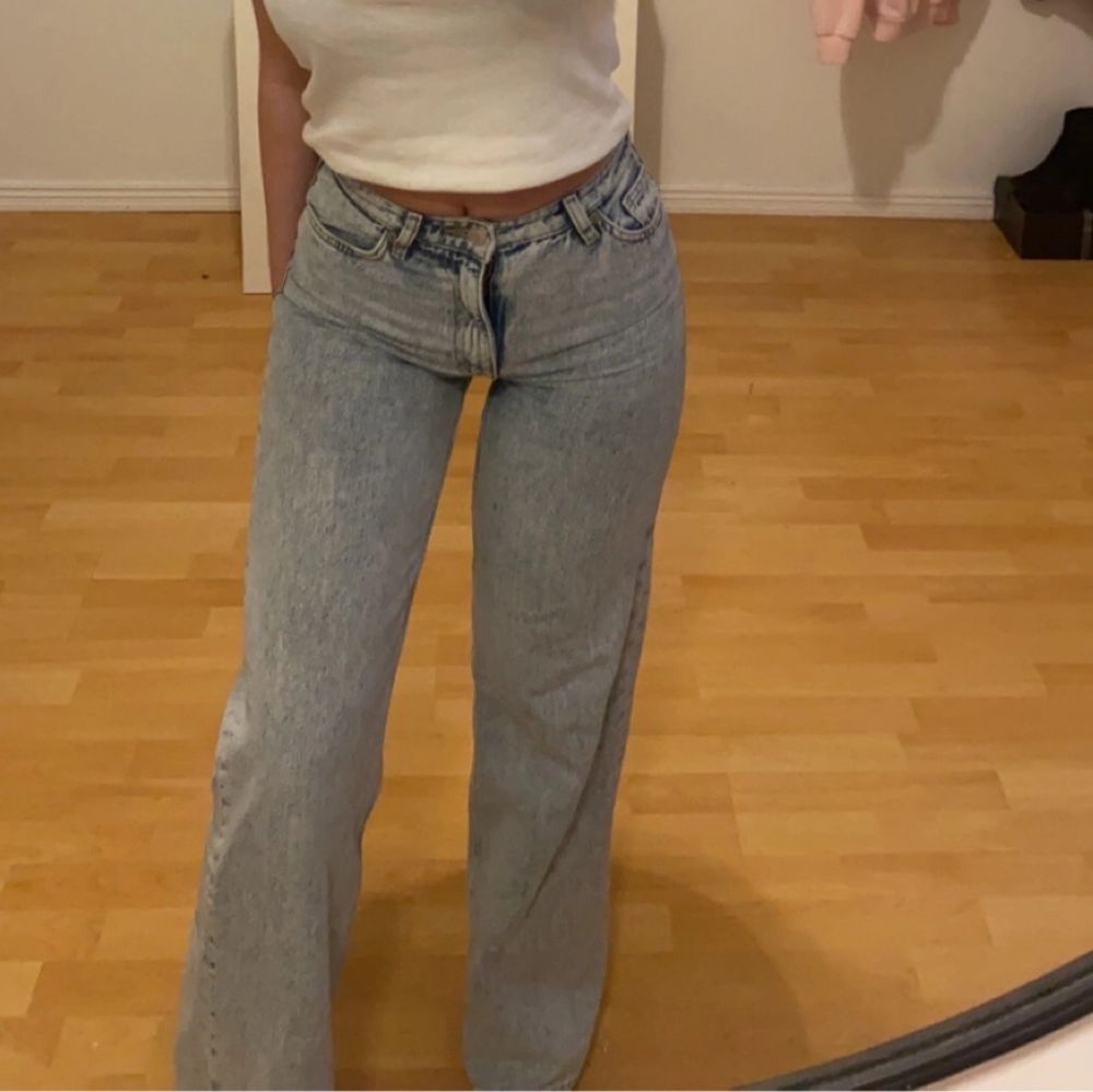 Säljer mina älskade Monki jeans , superfina men blivit för små. Jeans & Byxor.