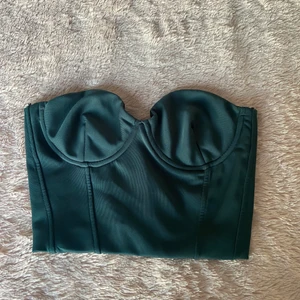 Grön top - Från Zara.  +45kr frakt om du inte vill ha spårbar❤️