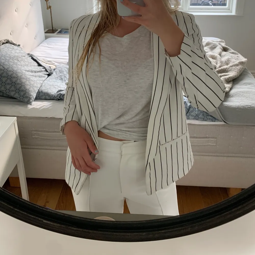 Fräsch randig kavaj som är perfekt till sommarkvällar🌸🌸🌸 Säljer den för 350 (originalpris ca 800). Storleken är XS och den har knappast använts av mig🤍. Puvut & Bleiserit.