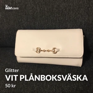 Vit väska  - Vit plånboksväska med band.