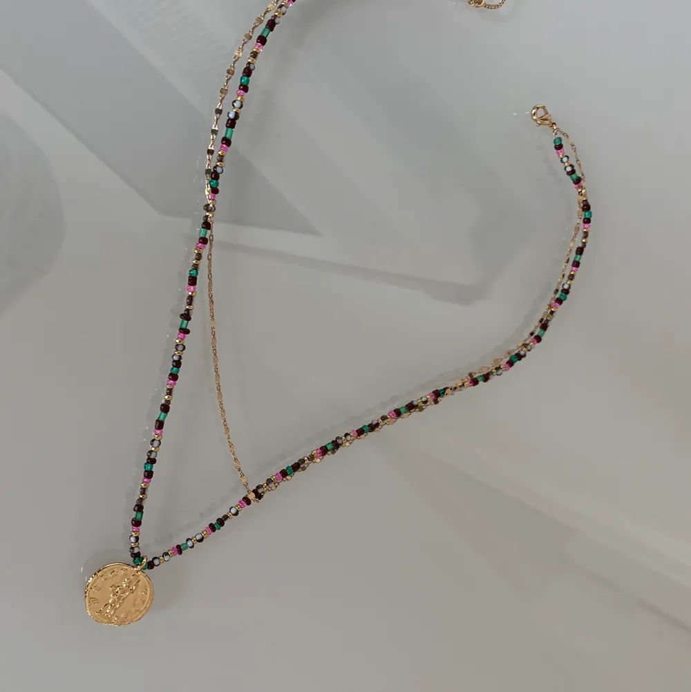 Ett halsband med två kedjor och fint guldigt charm, köpt från Zara. Säljer för 45 kr🤗. Accessoarer.