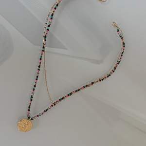 Ett halsband med två kedjor och fint guldigt charm, köpt från Zara. Säljer för 45 kr🤗