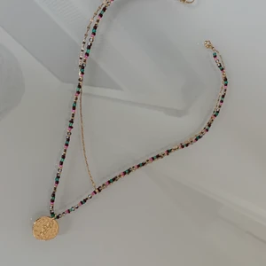 Halsband två kedjor 🧡💜🤎 - Ett halsband med två kedjor och fint guldigt charm, köpt från Zara. Säljer för 45 kr🤗