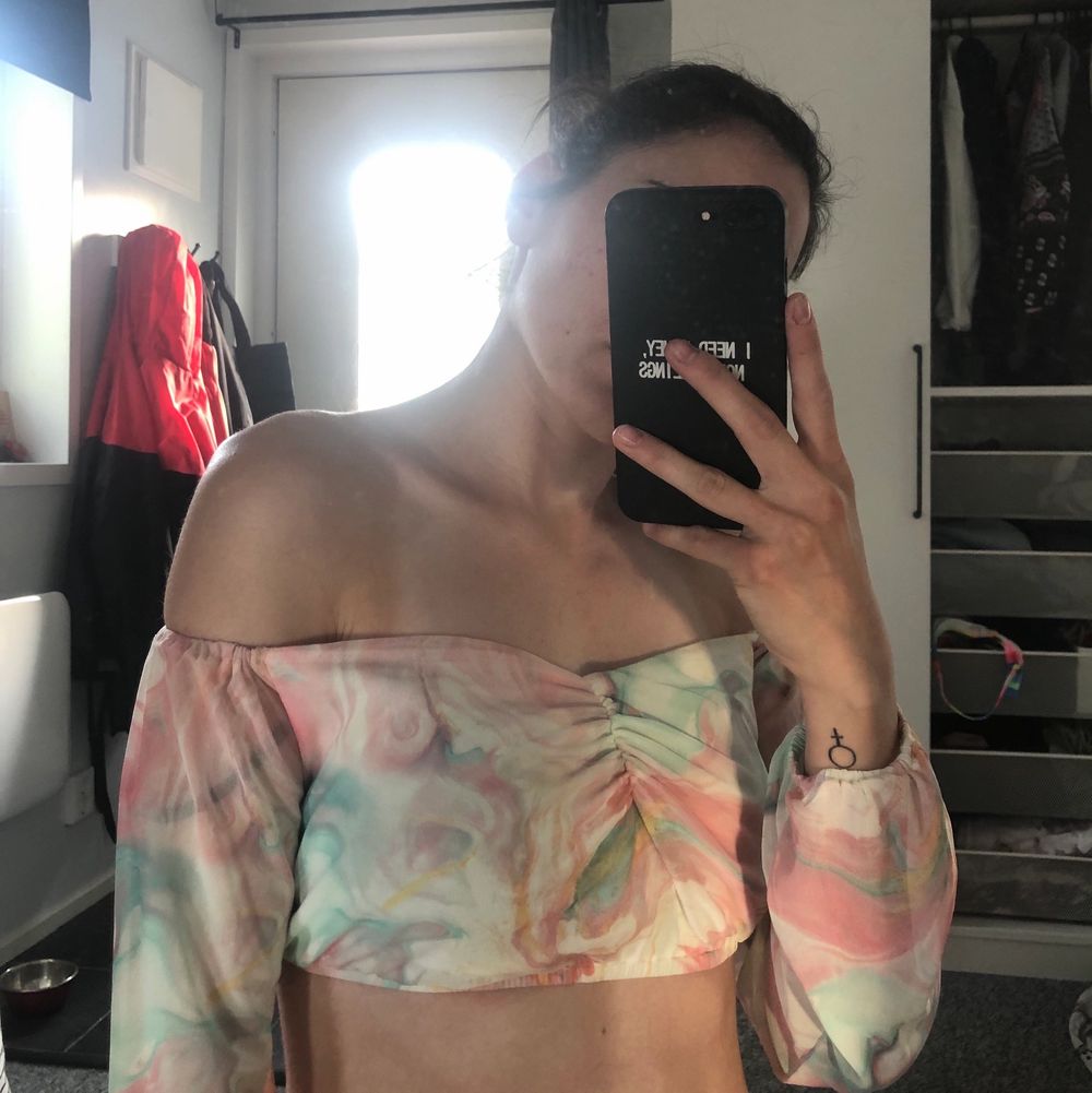 Mönstrad Offshoulder topp. Aldrig använd så prislapp är kvar. Toppar.