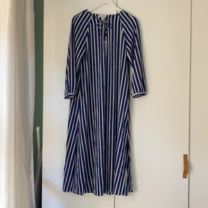 Other stories kaftanliknande klänning - Kaftanliknande klänning från other stories. Bra skick. Kan skicka eller mötas upp i Stockholm. Oversized 34 då jag egentligen har 38/40