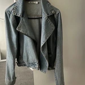 Jeans jacka  - En jeans jacka i skinnjacka passform från NA-KD från 2019