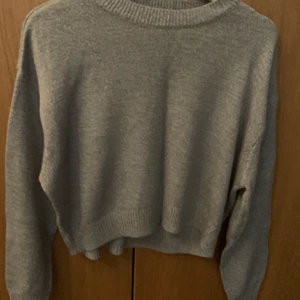 Grå tröja  - Grå stickad tröja från framsidan är lite kortare än baksidan 