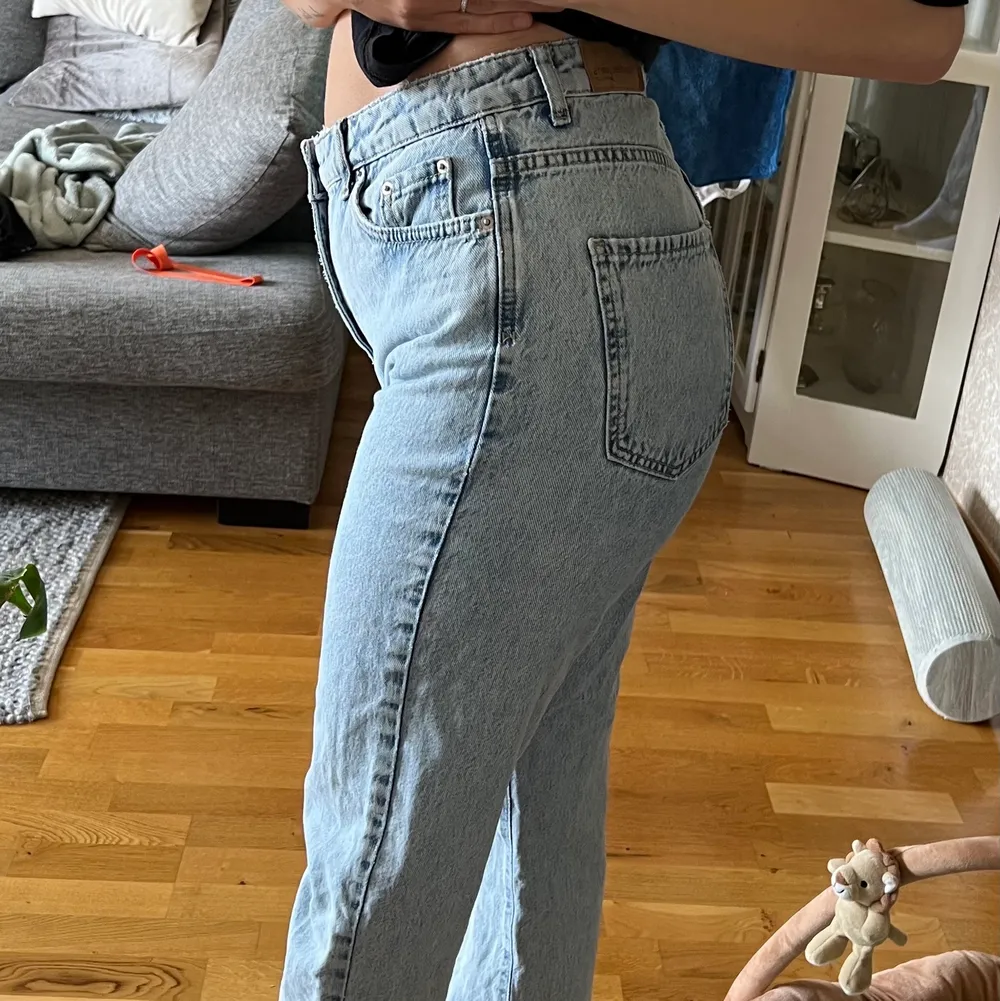 Mom jeans från Gina tricot storlek 38. Jeans & Byxor.