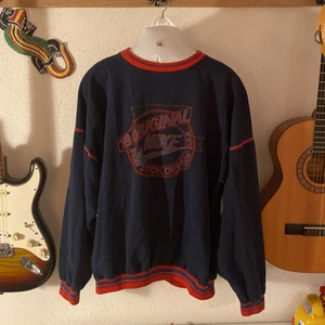 Vintage Nike sweatshirt - En vintage nike sweatshirt med tryck. 75% bomull 25% polyester. Tillverkad i spanien. Köpt på tradera. Det står L i tröjan men jag skulle säga att den är mer S eller M (herrstorlekar). Ganska bra skick. Baggy/pösig passform. Säljer den för att jag har växt ut den. Jag är 177 cm lång och väger 77 kg för referens i andra bilden. Möts upp i Lund. Tar swish och kontant. 