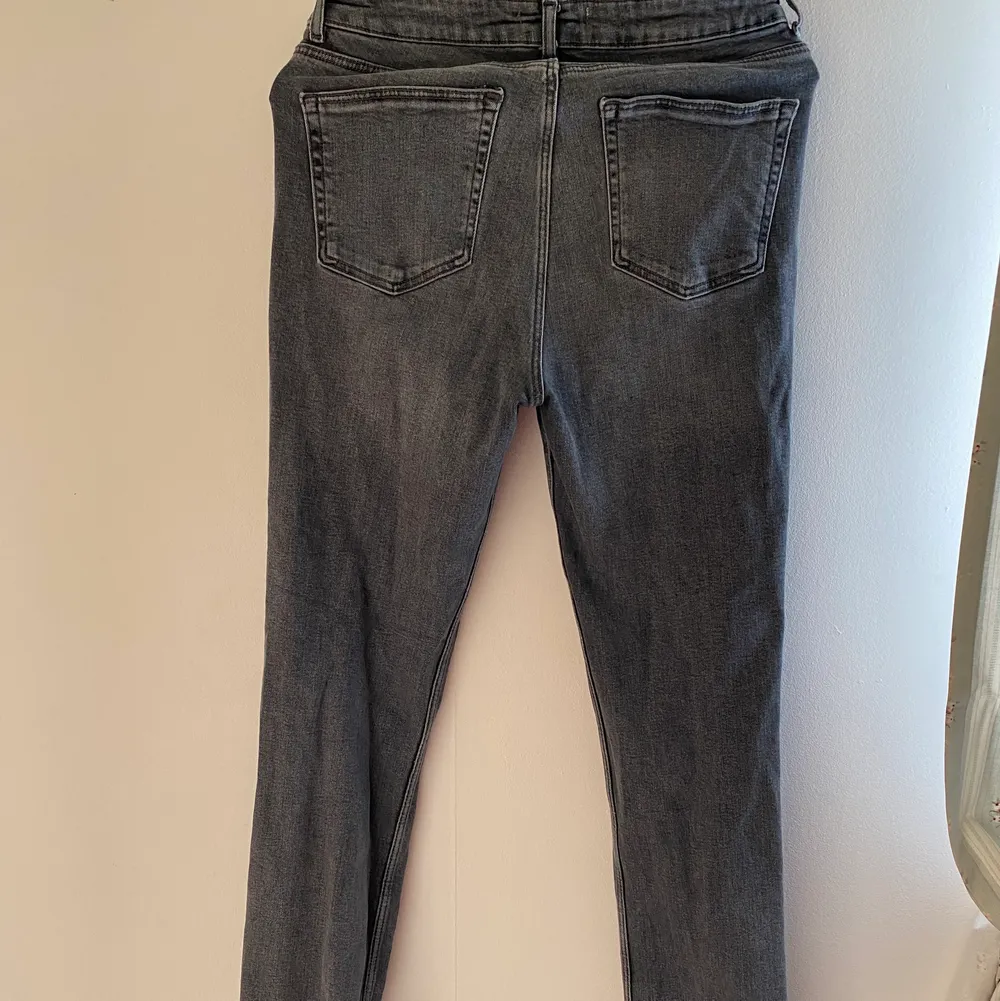 Gråa flare jeans från zara med slit. Jeans & Byxor.