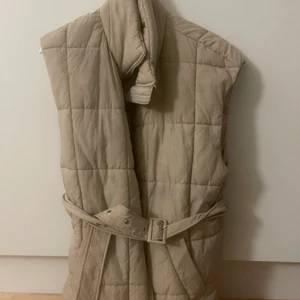 Beige väst från Only  - Lite tjockare väst från Only, använd ex antal gånger men inget är sönder 