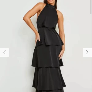 Svart långklänning  - Säljer denna helt underbara svarta långklänning. Den är aldrig använd, har kvar prislapp och allting. Skickar tillbaka den annars men tänkte först kolla om någon ville köpa 💓